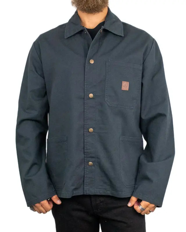 Brixton Painters Jacket chore coat i tvättad svart, på modell