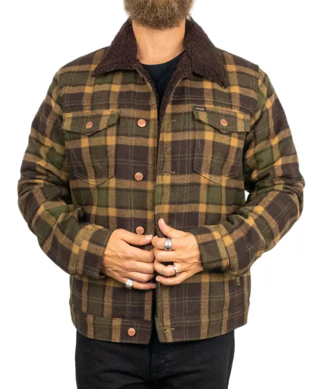 Wrangler Wool Trucker Jacket i olivgrön ruta med sherpakrage, framsida på modell