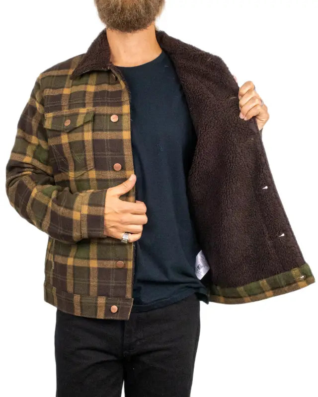 Wrangler Wool Trucker Jacket i rutig ullblandning, på modell