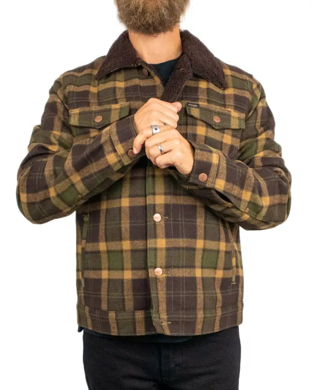 Wrangler Wool Trucker Jacket truckerjacka i olivgrön ruta, på modell