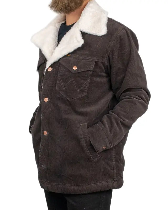 Wrangler Wrange Coat, detalj av bröstficka med W-söm och kopparfärgad tryckknapp