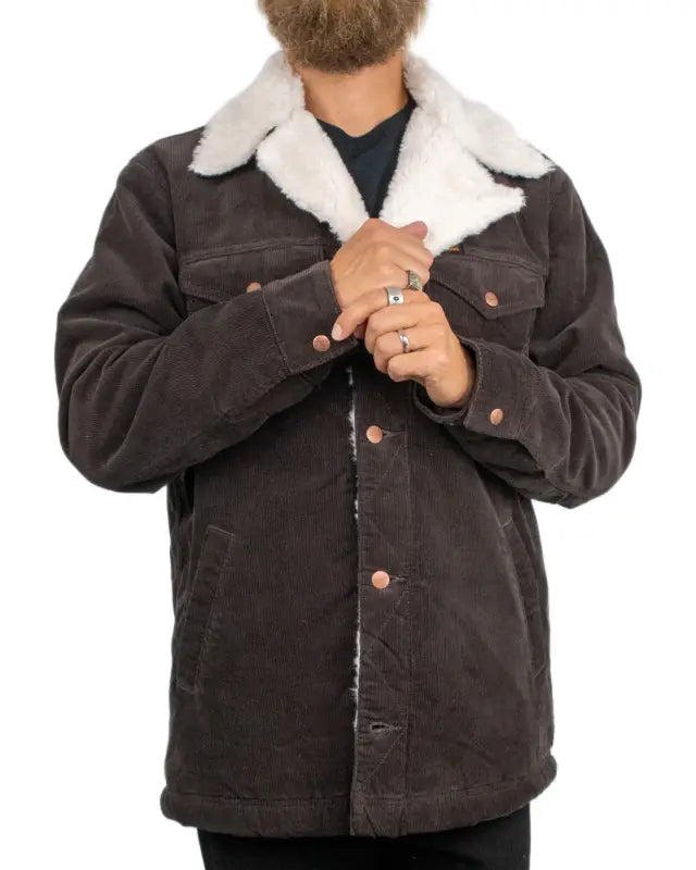 Wrangler Wrange Coat i mörkbrun manchester, detalj av krage och knäppning