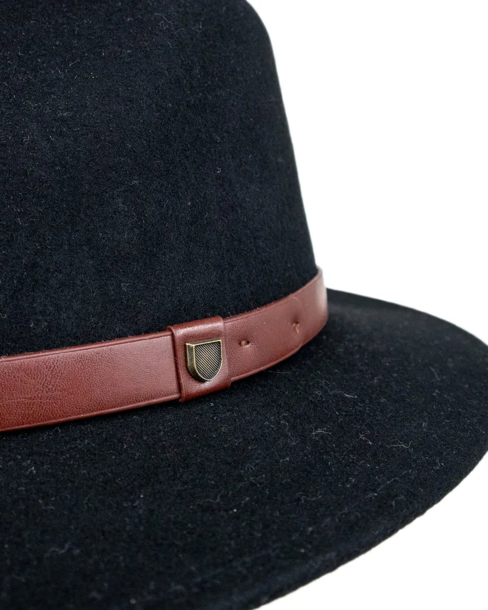 Brixton Messer Fedora i svart ullfilt, närbild på bandet och metallskölden
