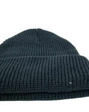 Brixton Heist Beanie i svart, närbild på stickningen