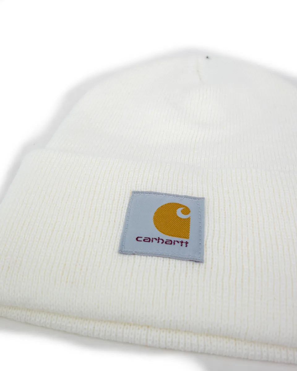 Carhartt A18 Knit Cuffed Beanie i bruten vit, närbild på loggan