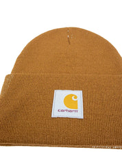 Carhartt A18 Knit Cuffed Beanie i brun, närbild på loggan