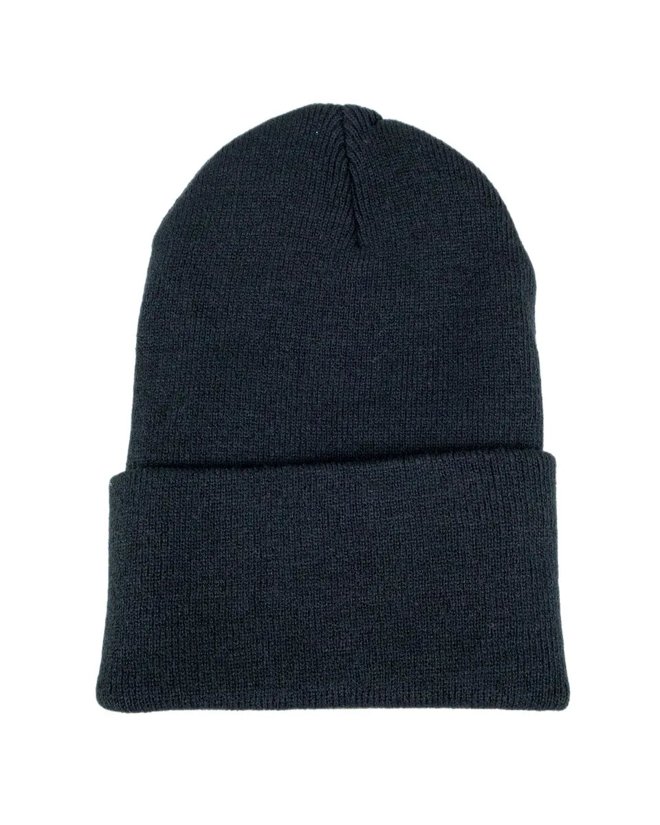 Carhartt A18 Knit Cuffed Beanie i svart, närbild på loggan