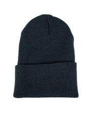 Carhartt A18 Knit Cuffed Beanie i svart, närbild på loggan