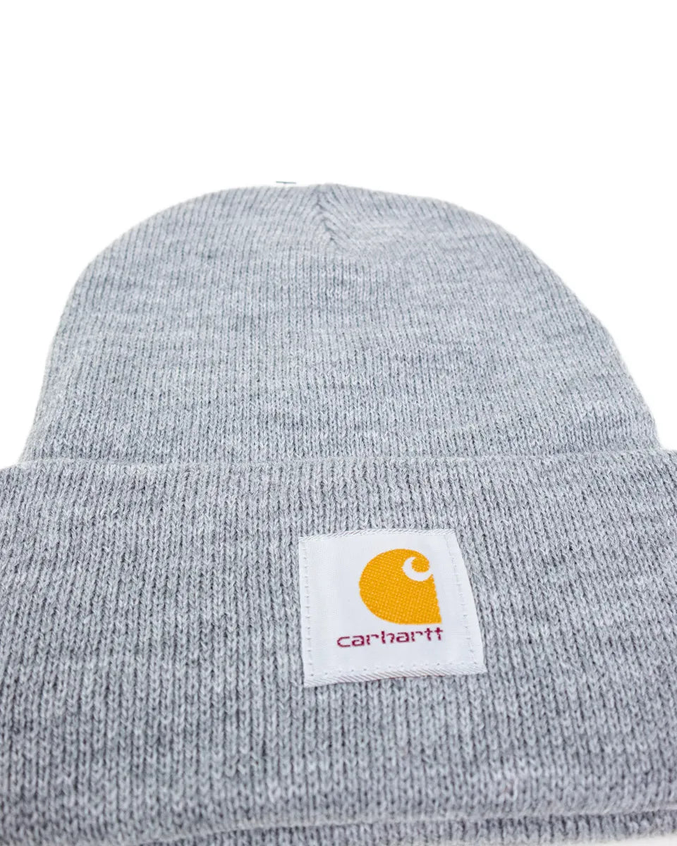 Carhartt A18 Knit Cuffed Beanie i gråmelerad, närbild på loggan