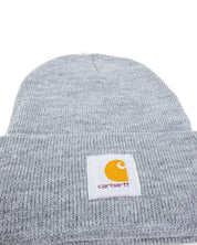 Carhartt A18 Knit Cuffed Beanie i gråmelerad, närbild på loggan