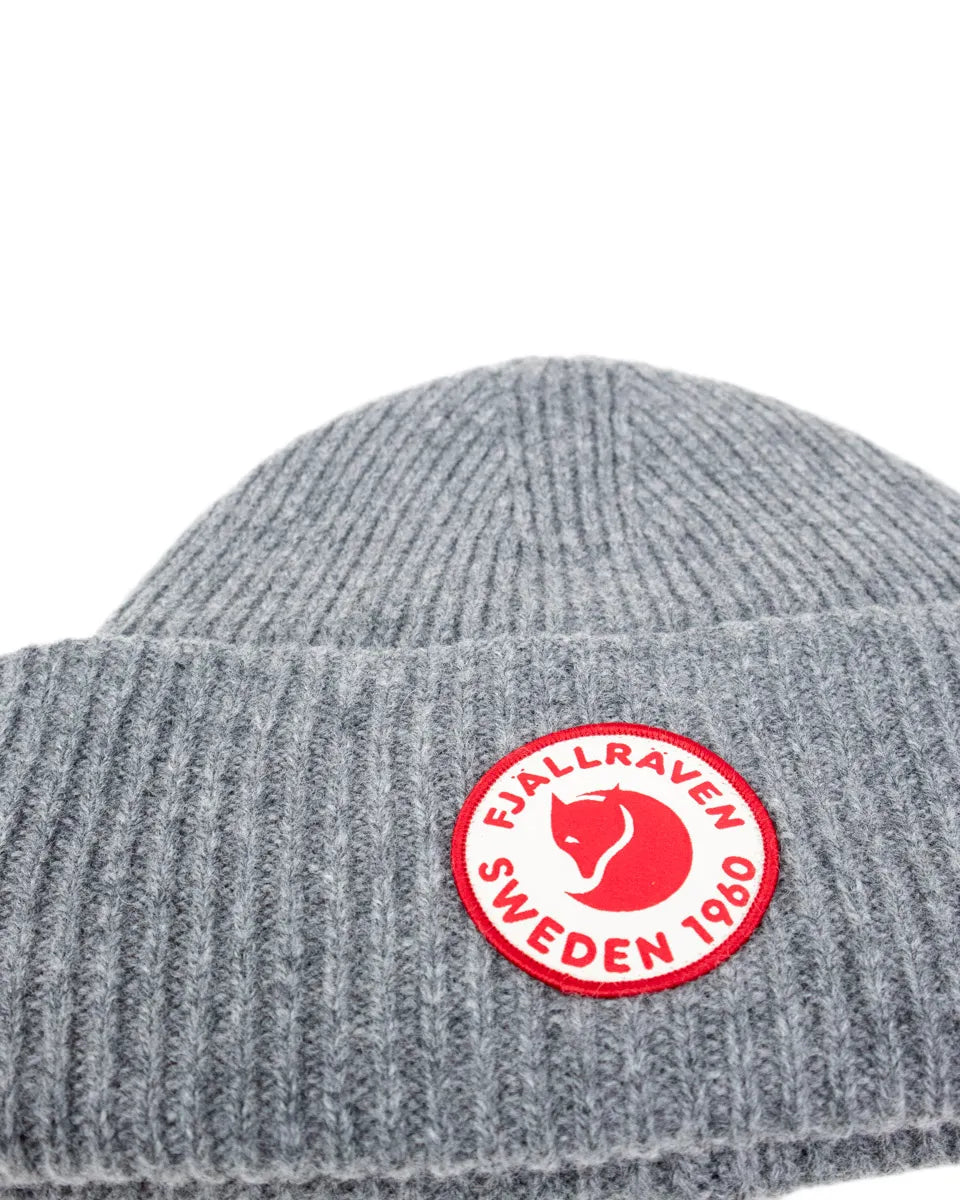 Fjällräven 1960 Logo Hat i grå lammull, närbild på emblemet