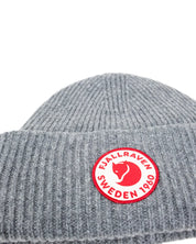 Fjällräven 1960 Logo Hat i grå lammull, närbild på emblemet