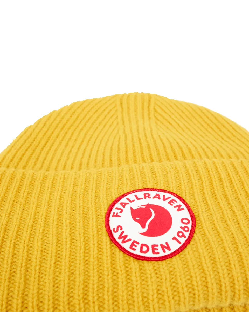 Fjällräven 1960 Logo Hat i senapsgul lammull, närbild på emblemet