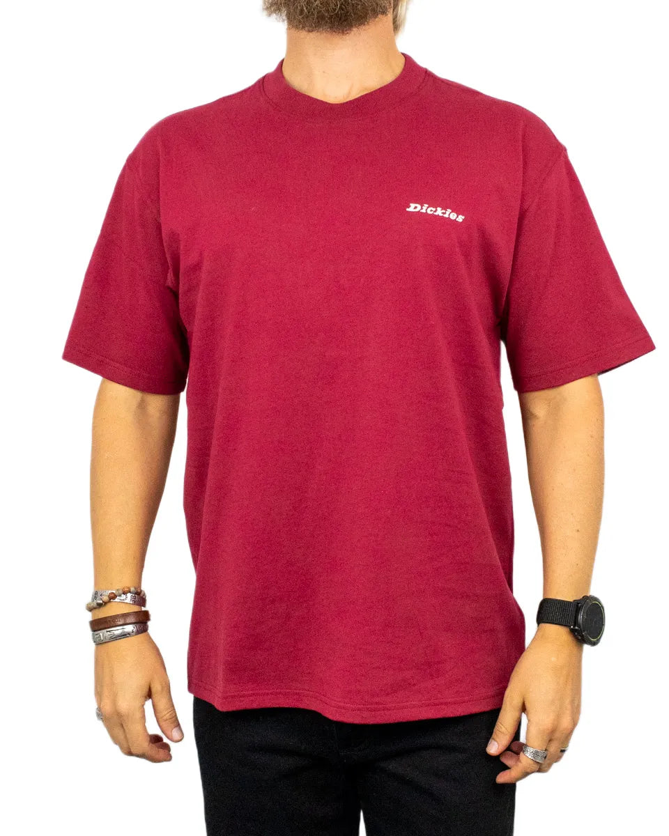 Dickies Loretto t-shirt i vinröd, framsida med broderat skript