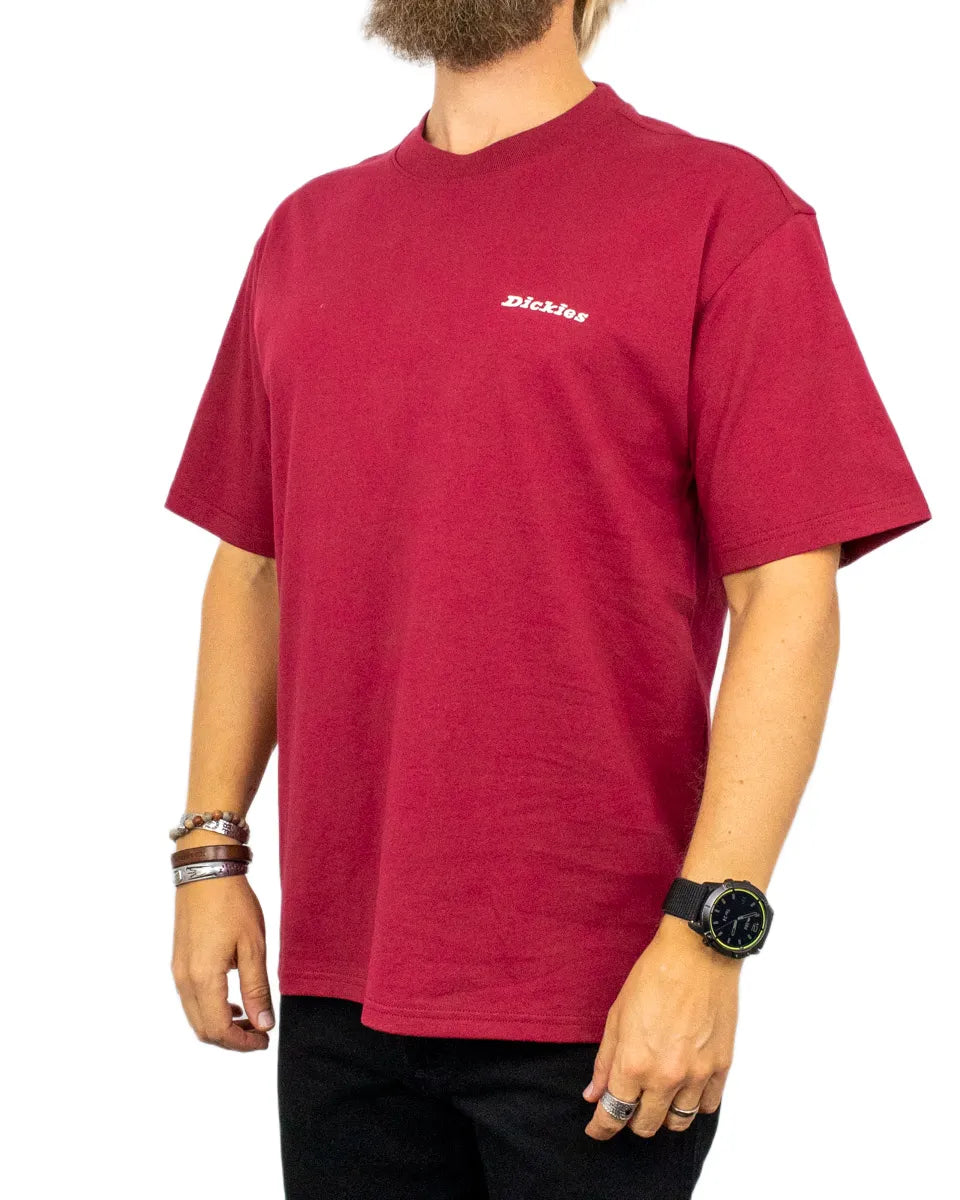 Dickies Loretto t-shirt i vinröd, snett framifrån