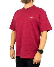 Dickies Loretto t-shirt i vinröd, snett framifrån
