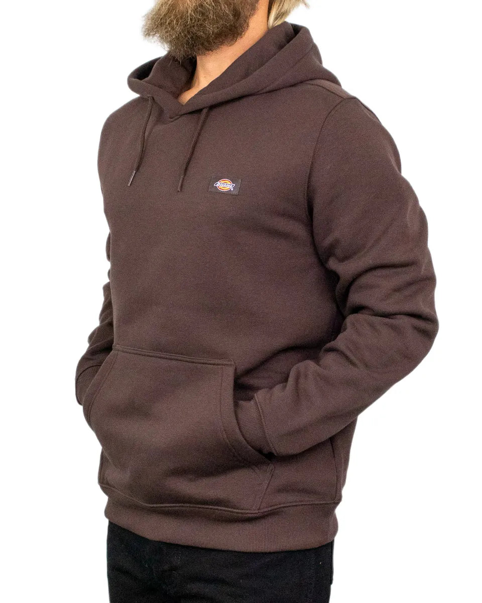Dickies Oakport hoodie i chokladbrun, snett framifrån