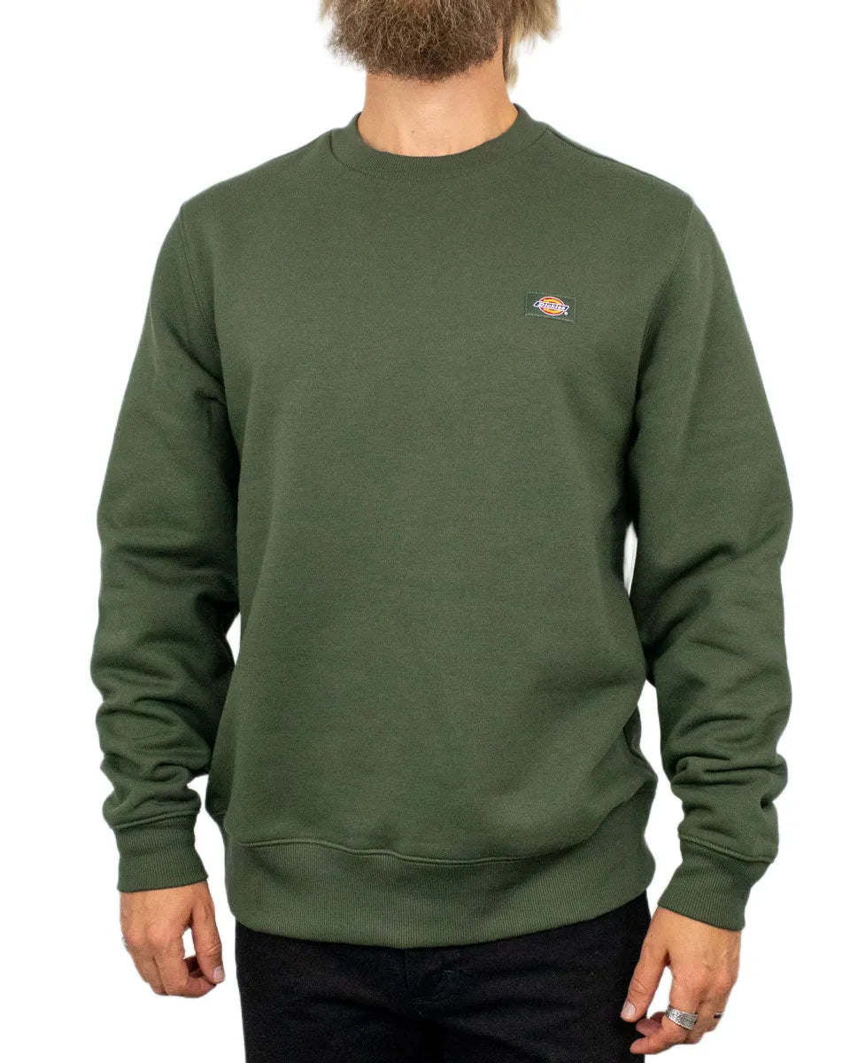 Dickies Oakport sweatshirt i olivgrön, framsida med logga