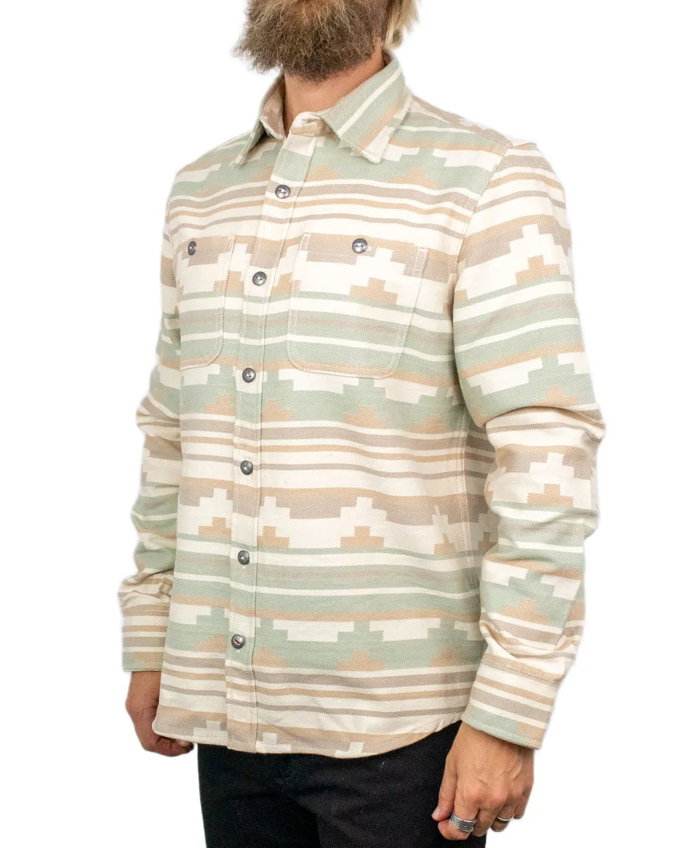 Iron & Resin Salton flanellskjorta i beige och grönt, snett framifrån