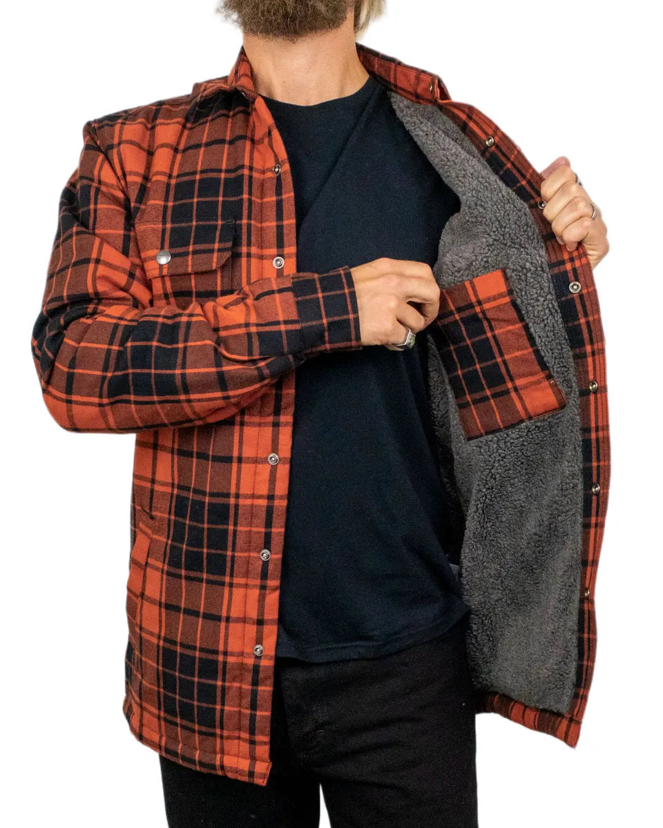 Carhartt sherpafodrad flanellskjorta i roströd ruta, öppen med sherpafoder