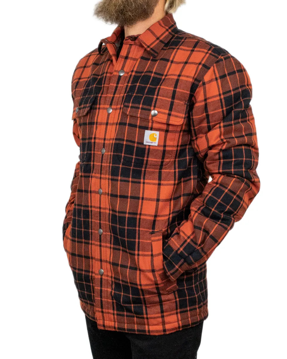 Carhartt sherpafodrad flanellskjorta i roströd ruta, snett framifrån