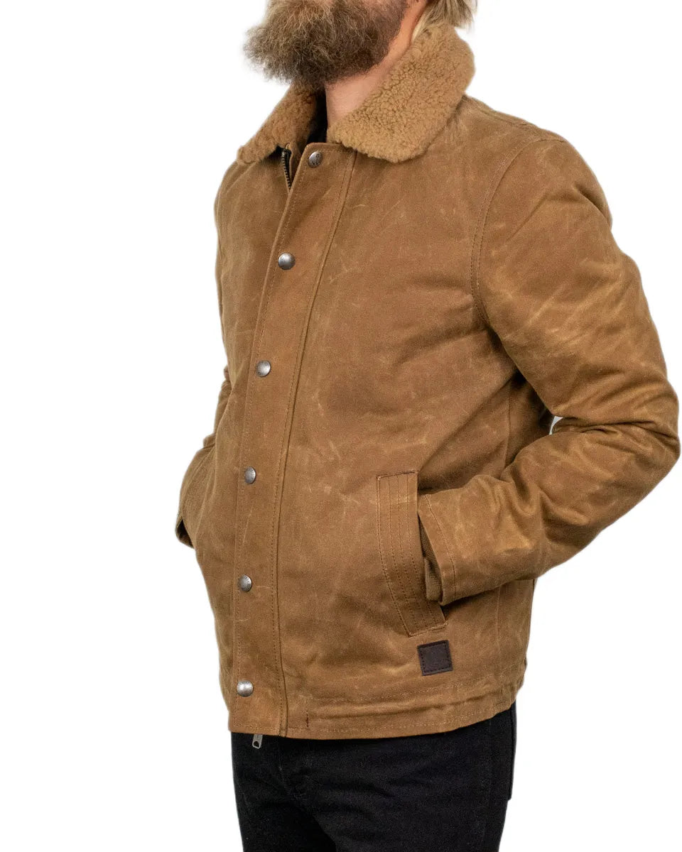 Iron & Resin Waxed Nautilus Jacket i brun vaxad canvas, snett framifrån knäppt