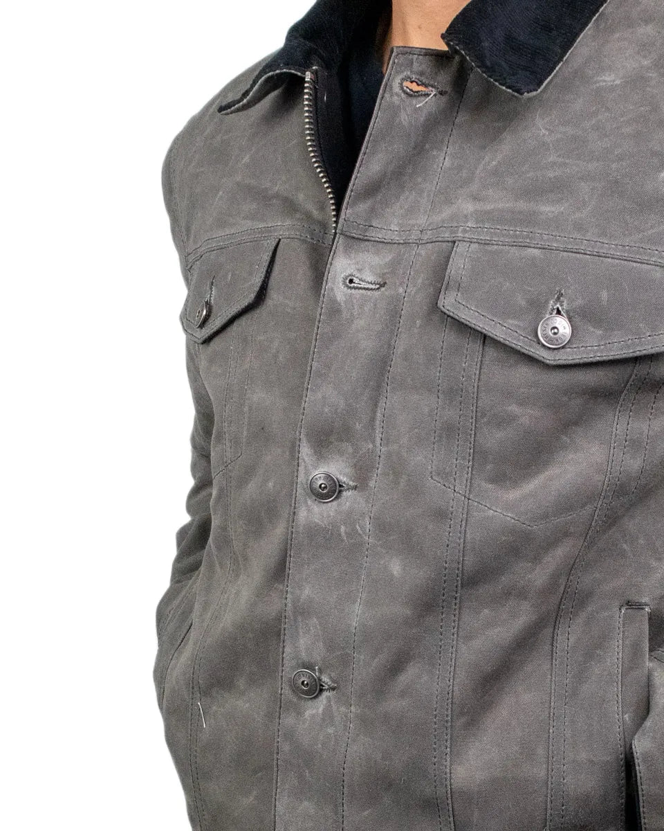 Iron & Resin Scout Jacket i koksgrå vaxad canvas, närbild på bröstficka