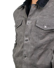 Iron & Resin Scout Jacket i koksgrå vaxad canvas, närbild på bröstficka