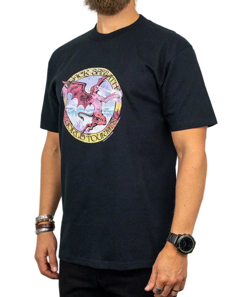 Vans Black Sabbath Obi t-shirt i svart, framsida snett från sidan
