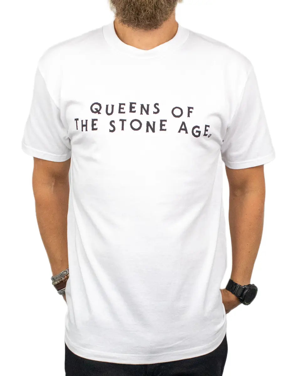 Vans Queens of the Stone Age t-shirt i vitt, framsida med bandnamn