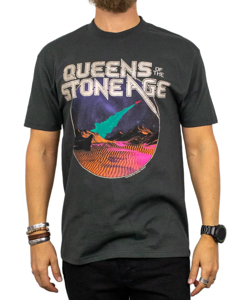 Vans Queens of the Stone Age Desert Sessions t-shirt i tvättad svart, framsida