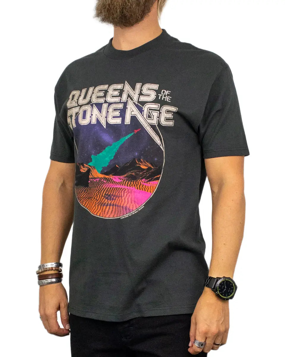 Vans Queens of the Stone Age Desert Sessions t-shirt i tvättad svart, framsida snett från sidan