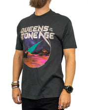 Vans Queens of the Stone Age Desert Sessions t-shirt i tvättad svart, framsida snett från sidan