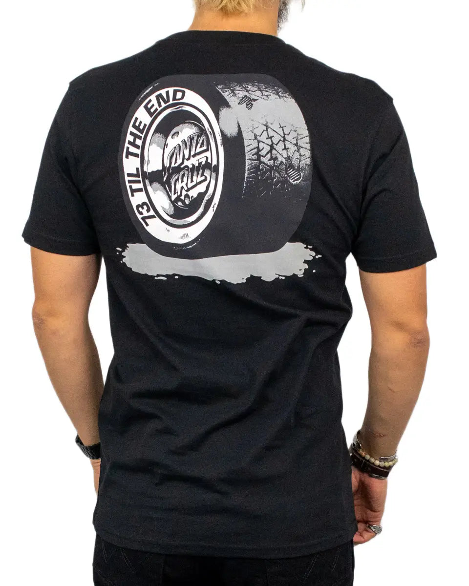 Santa Cruz Tired Dot t-shirt i svart, ryggtryck med skateboardhjul