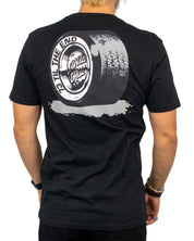 Santa Cruz Tired Dot t-shirt i svart, ryggtryck med skateboardhjul