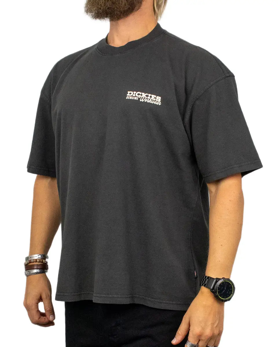 Dickies Avondale t-shirt i tvättad svart, framsida snett från sidan