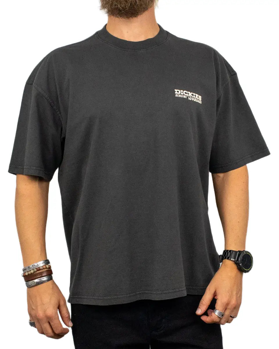 Dickies Avondale t-shirt i tvättad svart, framsida med bröstlogga