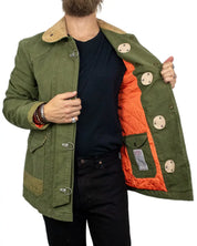 Chesapeake's Bedford Fireman jacka i grön jungle cloth, öppen med orange quiltat foder