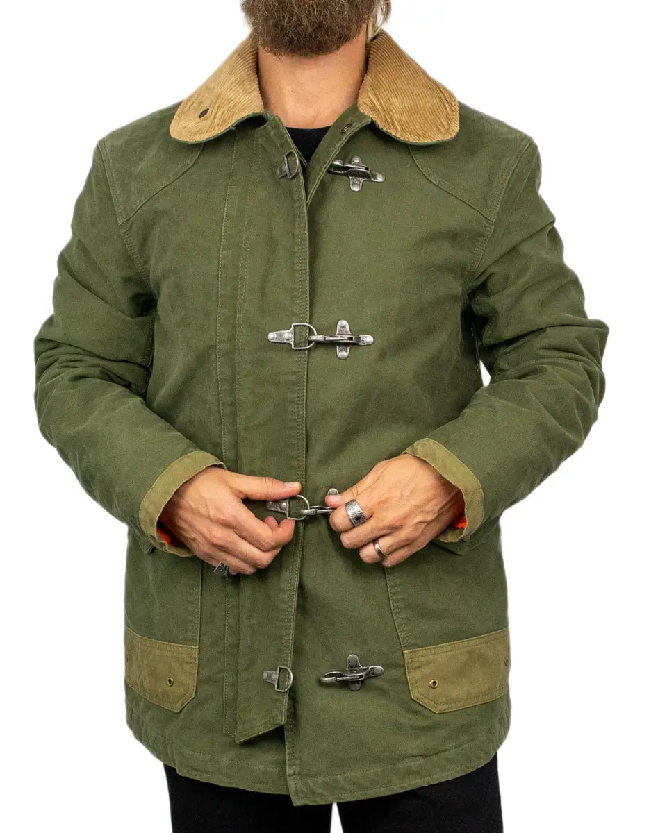 Chesapeake's Bedford Fireman jacka i grön jungle cloth, framsida med brandmannahakar