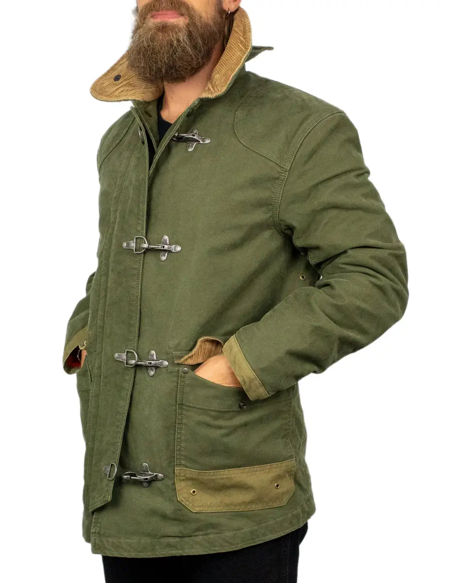 Chesapeake's Bedford Fireman jacka i grön jungle cloth, från sidan med manchesterkrage
