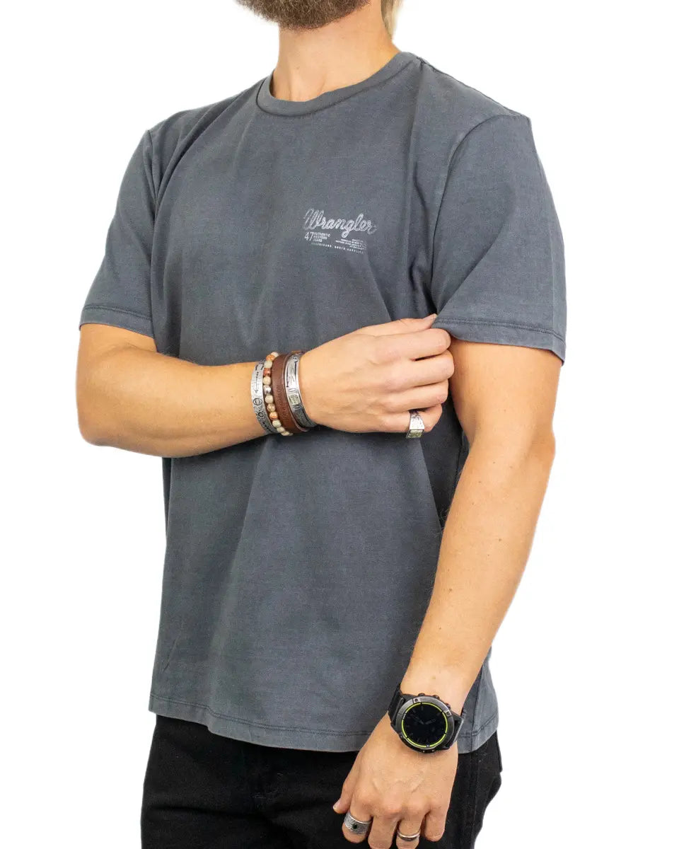 Wrangler Graphic Tee i urtvättat svart, framsida