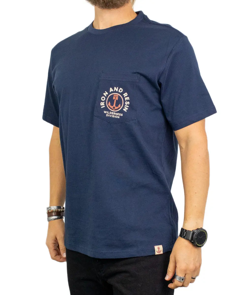 Iron & Resin Buffalo Pocket T-shirt i marinblått, från sidan