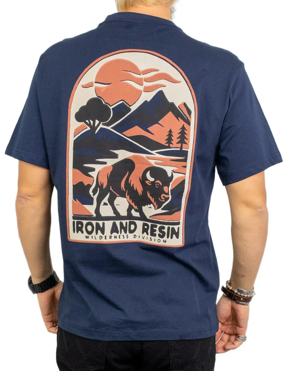 Iron & Resin Buffalo Pocket T-shirt i marinblått, buffeltryck på ryggen