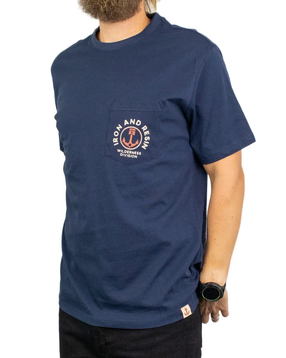 Iron & Resin Buffalo Pocket T-shirt i marinblått, framsida