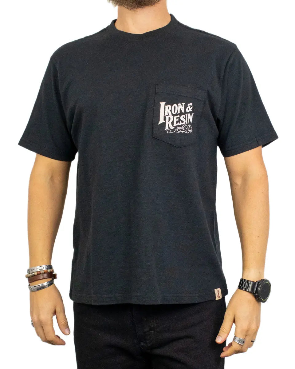 Iron & Resin Antique Sign T-shirt i svart, framsida