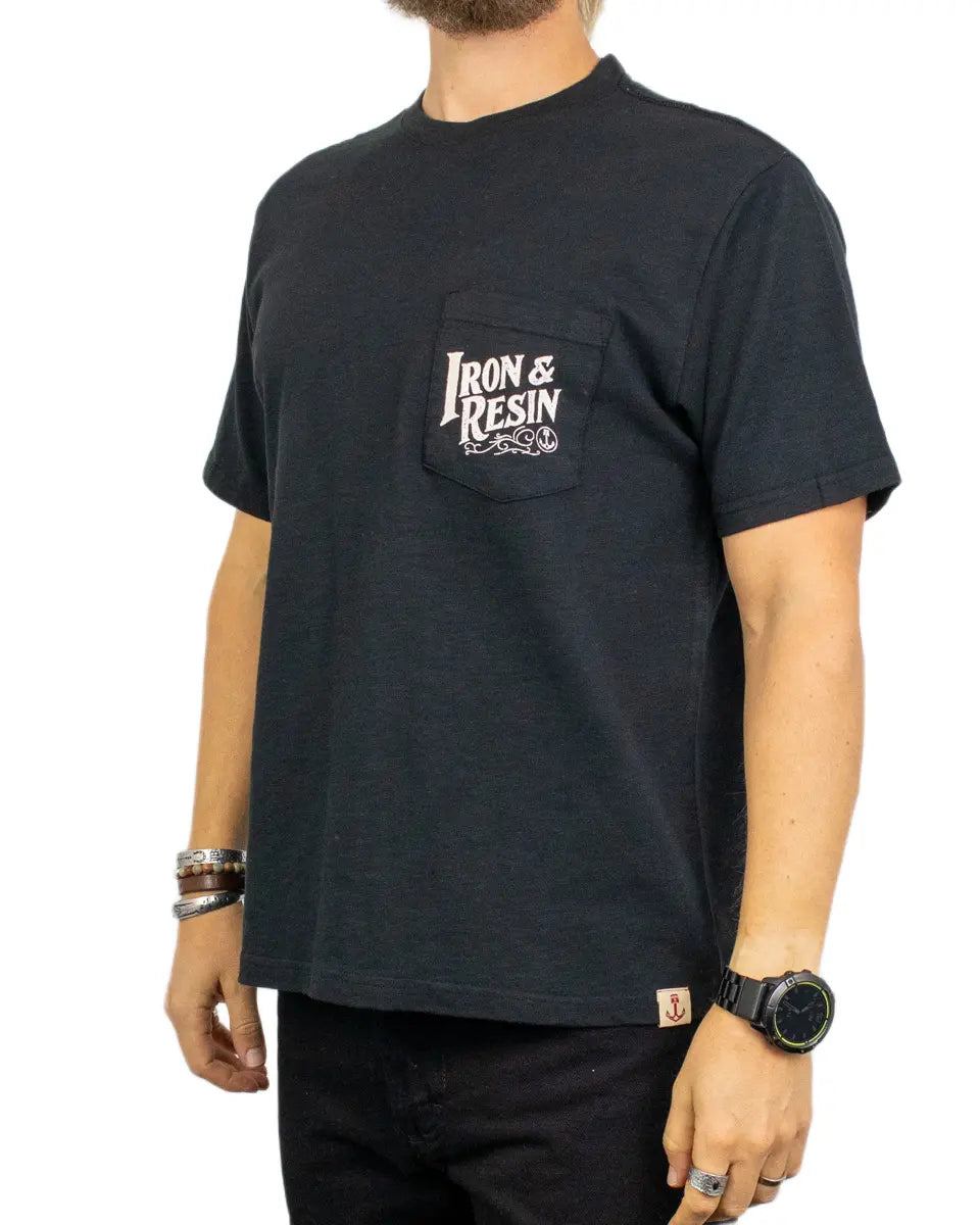 Iron & Resin Antique Sign T-shirt i svart, från sidan