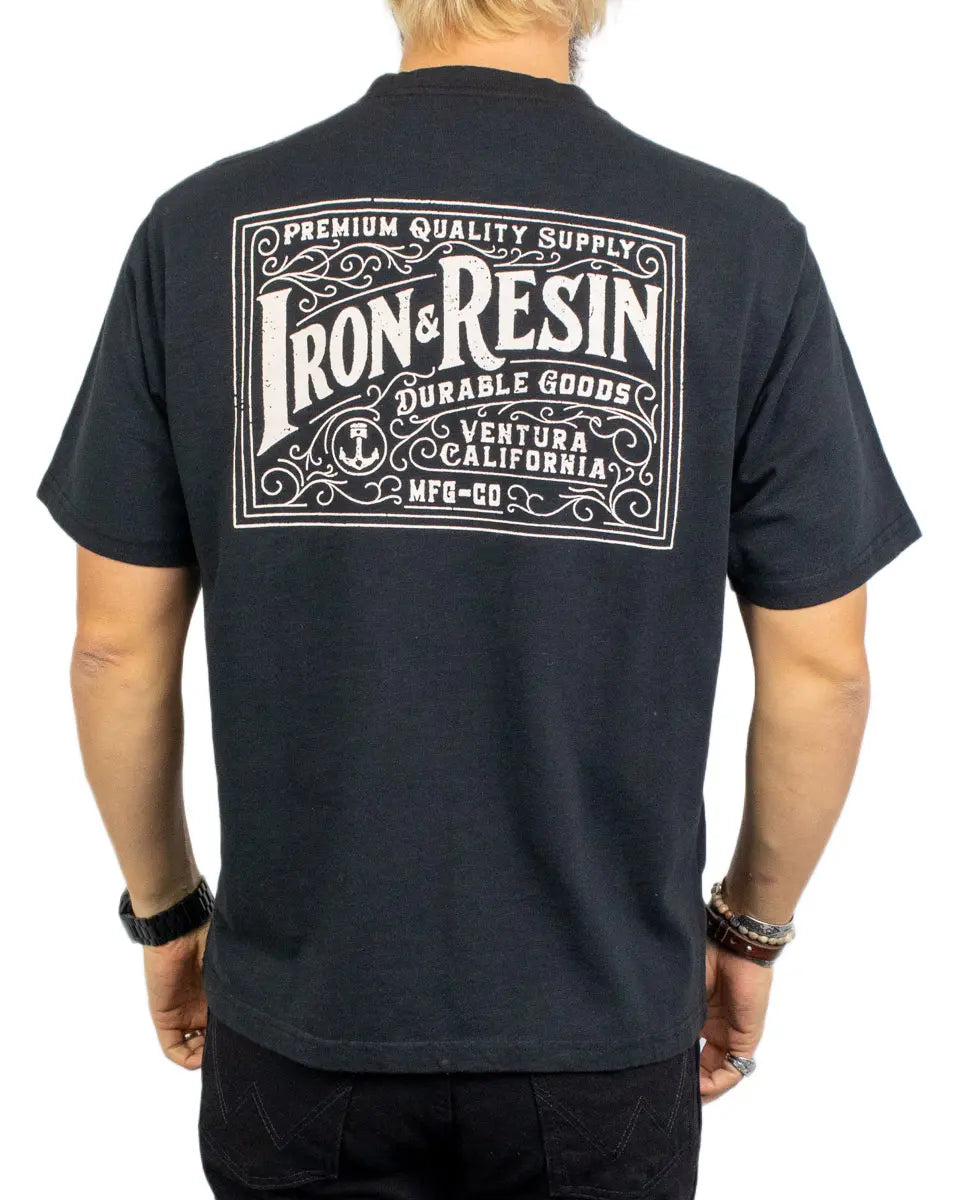 Iron & Resin Antique Sign T-shirt i svart, skylttryck på ryggen