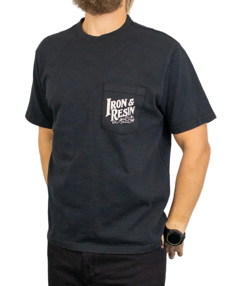 Iron & Resin Antique Sign T-shirt i svart, framsida med bröstficka