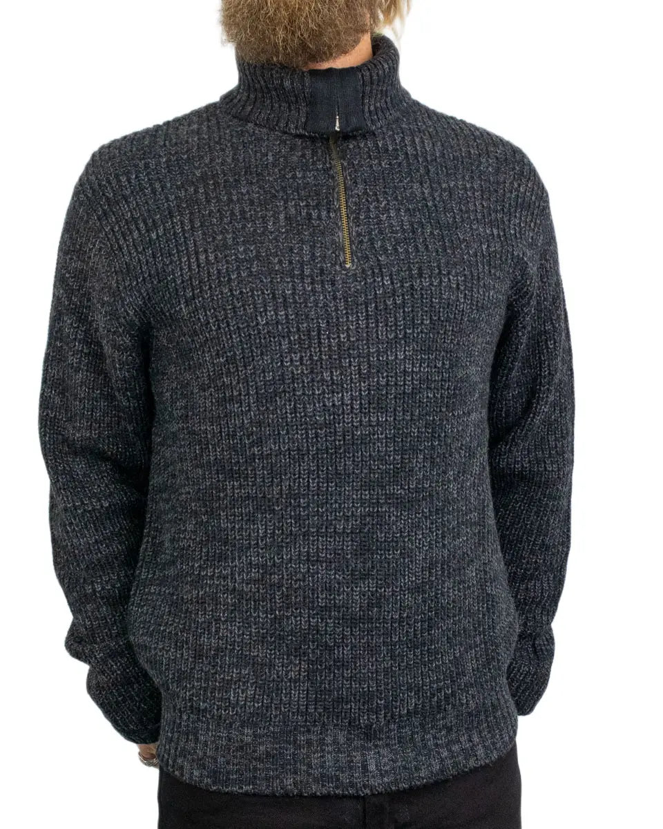 Lee Mock Neck Zip stickad tröja i svartgrått, framsida med uppdragen krage