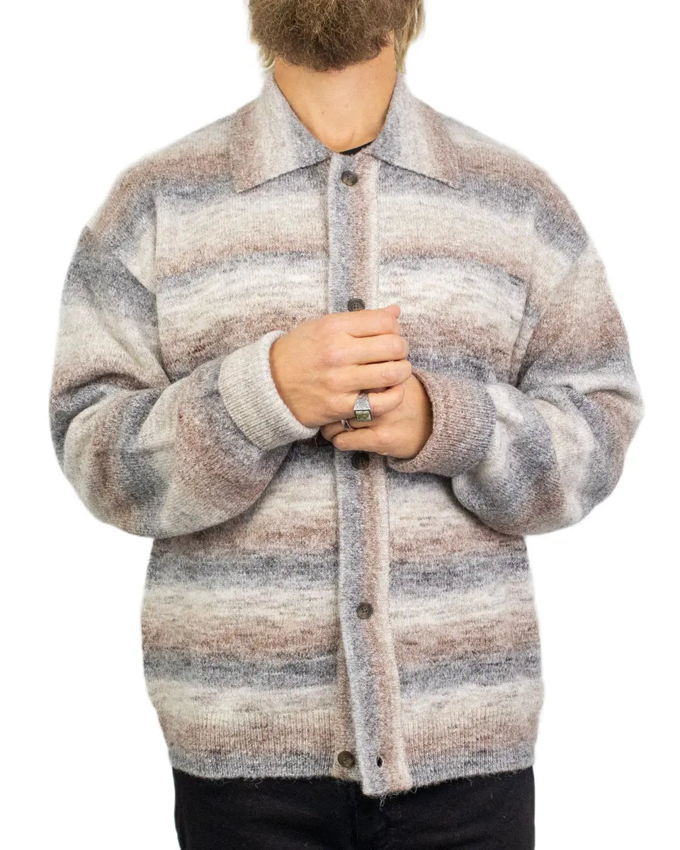 Wrangler Mojave cardigan randig i grått, beige och vinrött, framsida